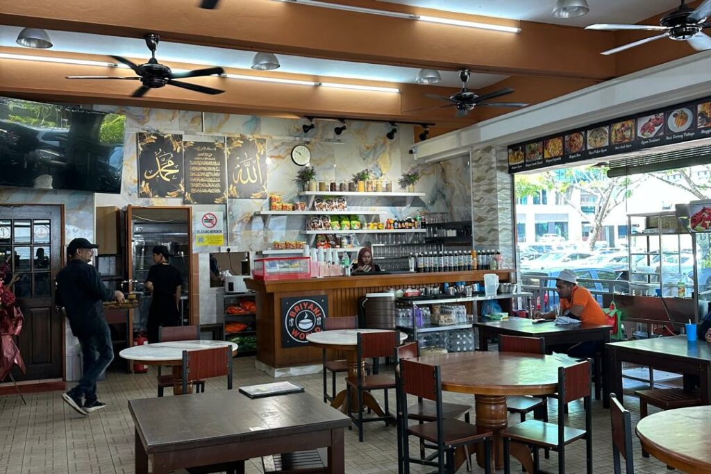 Kedai Makan Berdekatan Lapangan Kuching